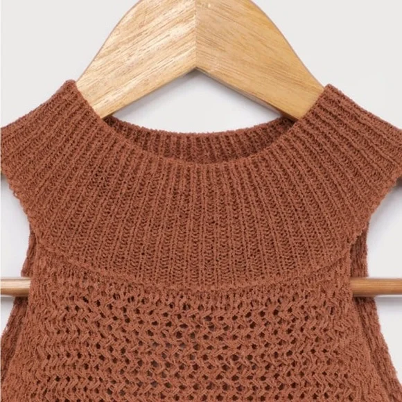 Lulus NWOT Loose Knit Sleeveless Mock Neck Top - Size S - Picture 3 of 5